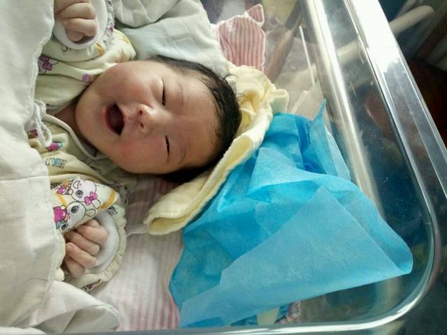 对比宝宝的丑萌照_郭宝贝刚生下来的时候。吃