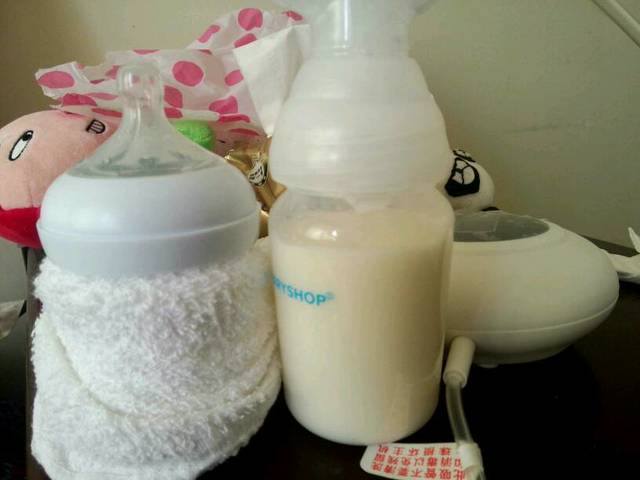 奶水多到爆奶水够吃了!不用起来给宝宝为奶粉