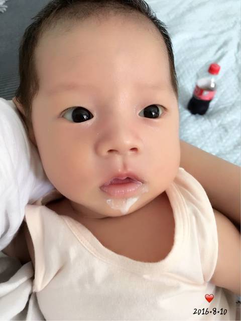 儿子太能吃,两个月宝宝每顿吃150ml奶,是不是