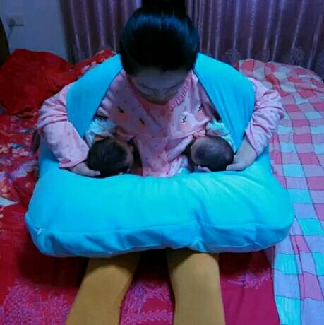 双胞胎妈妈月子里吃母乳怎么亲喂呢_我第二胎双胞胎，母乳第一胎_宝宝树