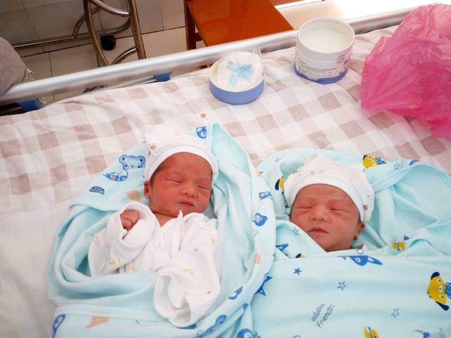 双胞胎顺产成功_我家宝宝提前半个月生了,本来