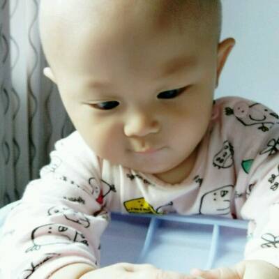 宝宝十个月两天了最近经常吐口水然后就是咬着