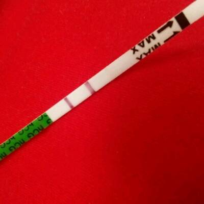 月经推迟了一个多月,早早孕测到是这样的,第二