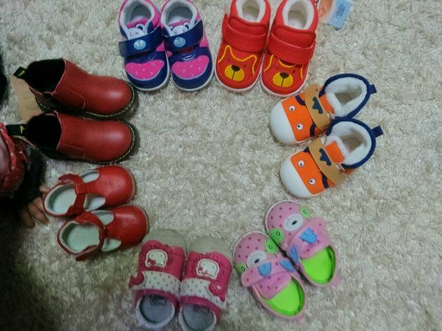 说说一年给宝宝穿鞋要花多少钱_看到宝宝的鞋