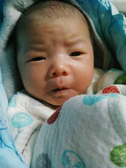 宝宝晚上不哭。就是嗯嗯啊啊不停 怎么回事。