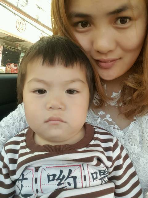 求解_宝宝一岁了 耳朵里有个硬东西堵在那,可