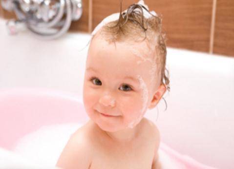 给宝宝洗澡,妈妈忽视导致宝宝眼睛黄斑病变性