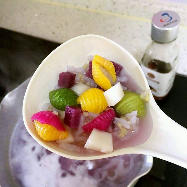 山药紫薯双米粥_1、小米大米洗净煮粥、同时