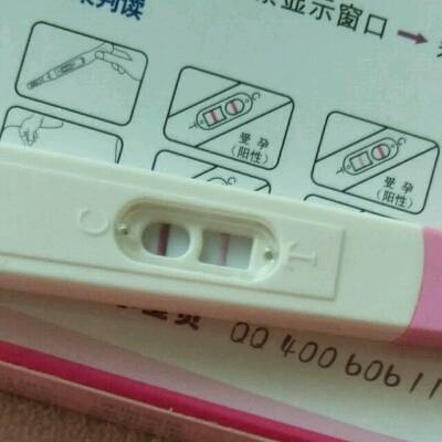 我昨天用排卵试纸和验孕棒同时测,都是两根红杠,验孕棒