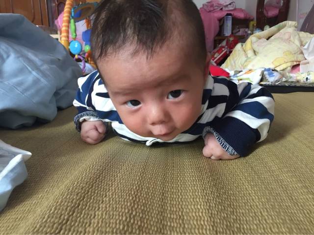 4个月宝宝抬头照_请大家帮忙看看,宝宝4个月,