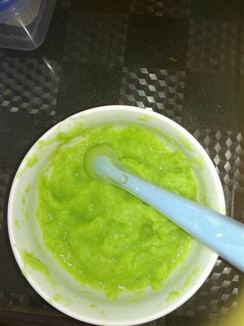 终于给宝宝吃上菜泥了,这样就不便秘了!_看我