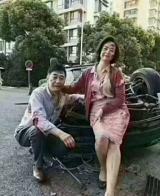 夫妻开车回家时,妻子不小心将车开上消防栓导