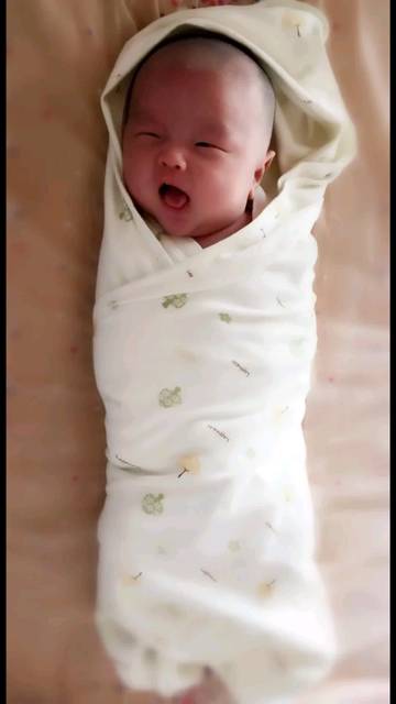 宝宝42天,奶水还是不够吃,到处被嫌弃