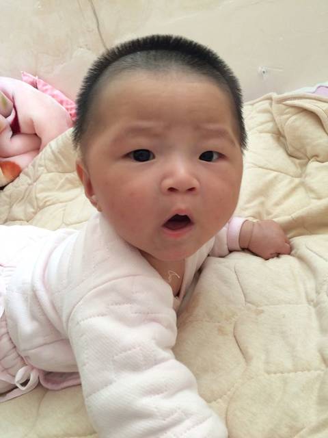 3个月了_可以这样抬头了。可是头围偏小才有
