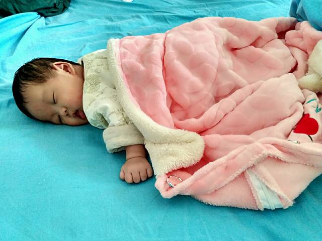 宝宝胖了喜欢趴着睡_这才41天,宝宝这两天爱闹