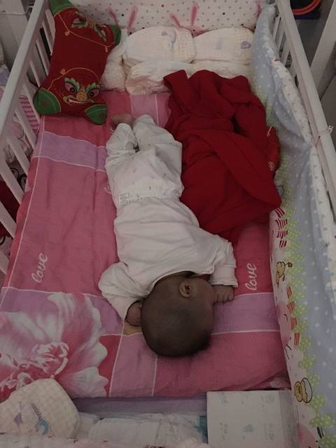 四个月的宝宝趴着睡会窒息吗?