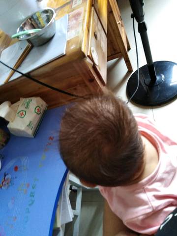 两个月十天宝宝头总偏右边,右边后脑勺扁,从头