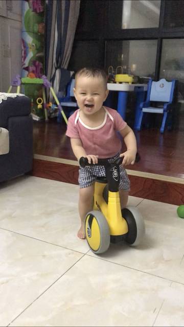 一岁两个月了,宝宝会跑,还会骑平衡车