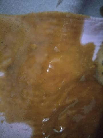 宝宝快五个月了大便泡沫状,颜色偏黑黄,一天大