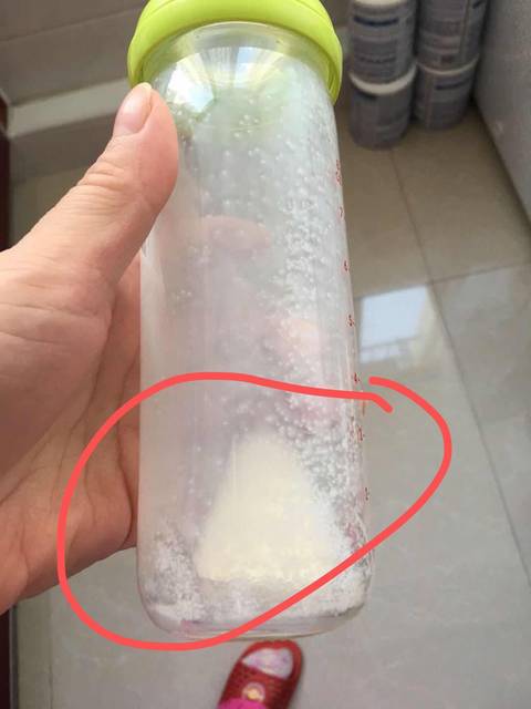 奶粉冲调后有很多小颗粒正常吗?