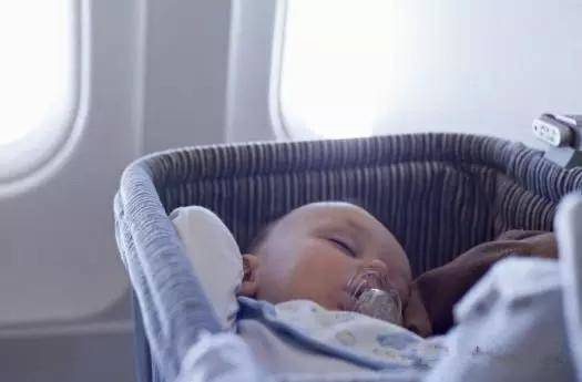 新生儿能坐飞机吗?多大的宝宝可以坐飞机?