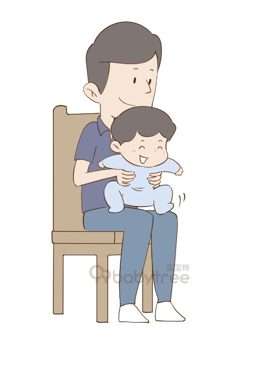 第一步:大人坐在椅子上,双手扶住宝宝的腋下,让宝宝身体挺直,站在大人