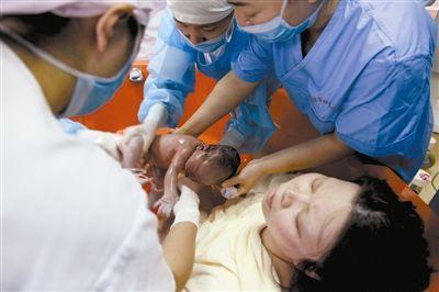 这群生完孩子的妈妈说生孩子就是鬼门关走一遭