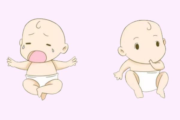 宝宝吃手是智力发育的信号,这个年龄的孩子妈