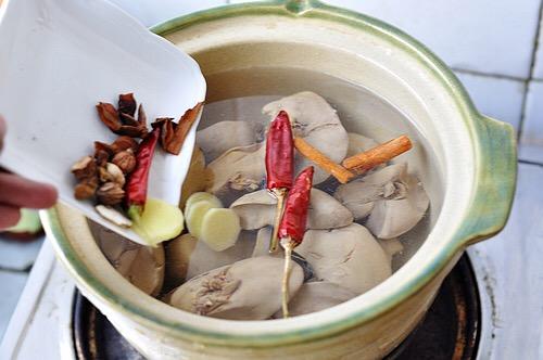 煮肉到底用凉水还是热水?_生活中煮肉吃是很