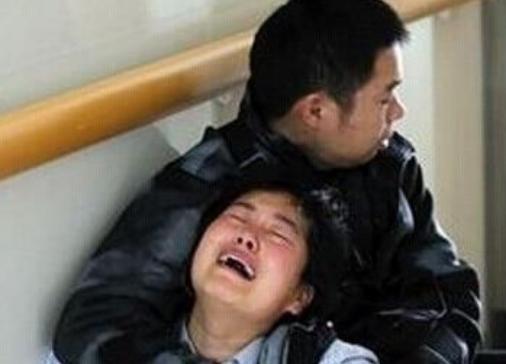 一岁宝宝和陌生孩子一起坐摇摇车后高烧不止,