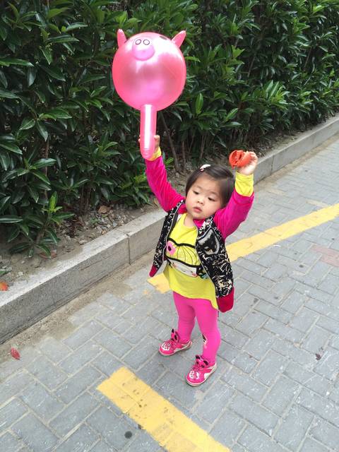 jojo雨儿 日记正文 去等化验单的时候带胖妞妞去儿科买了一个恐龙蛋.