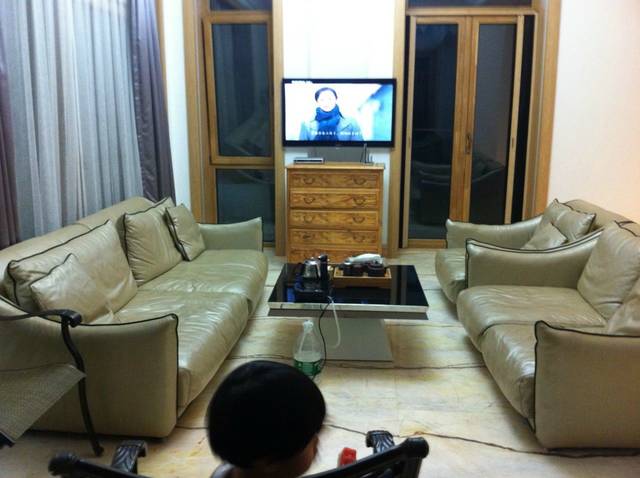 回屋看电视了