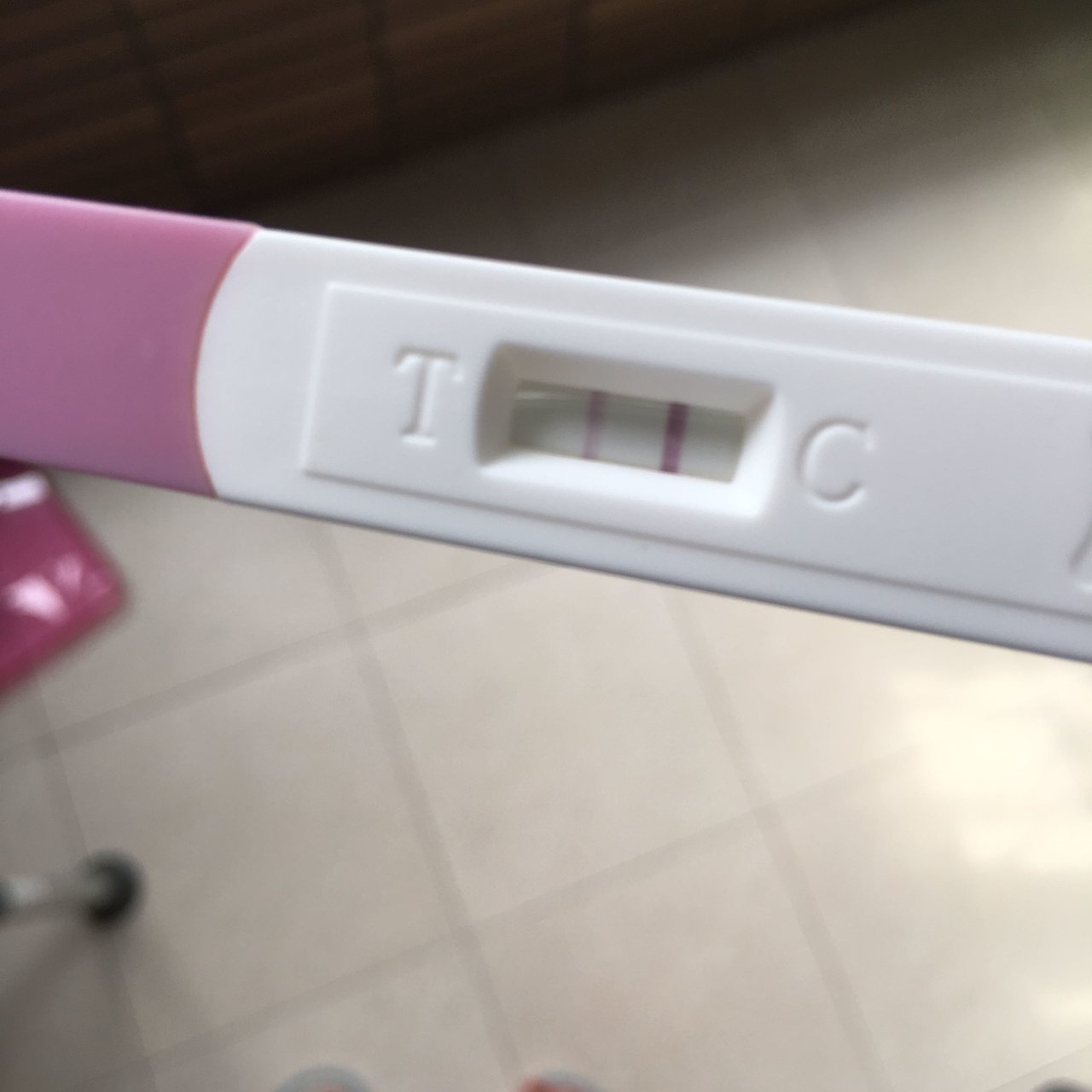 大家帮我看看。这样算阳性吗？