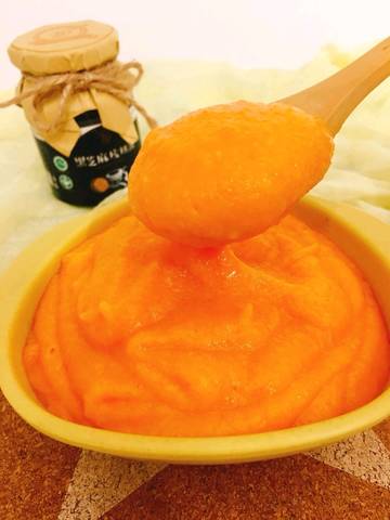 2,蒸熟的山药,胡萝卜加适量水用料理机打成泥.