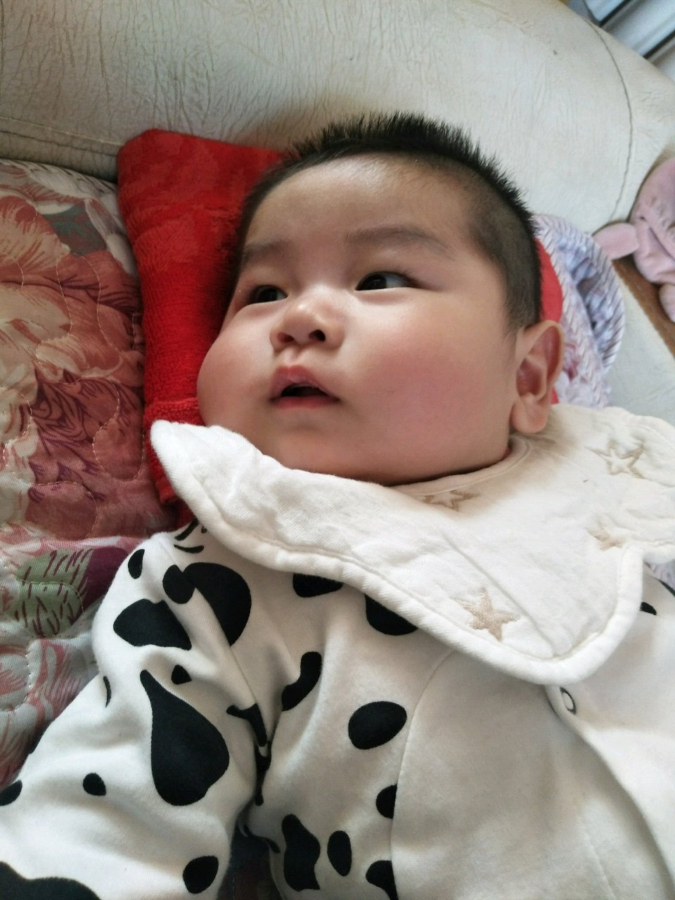 自言自语，自娱自乐的宝宝