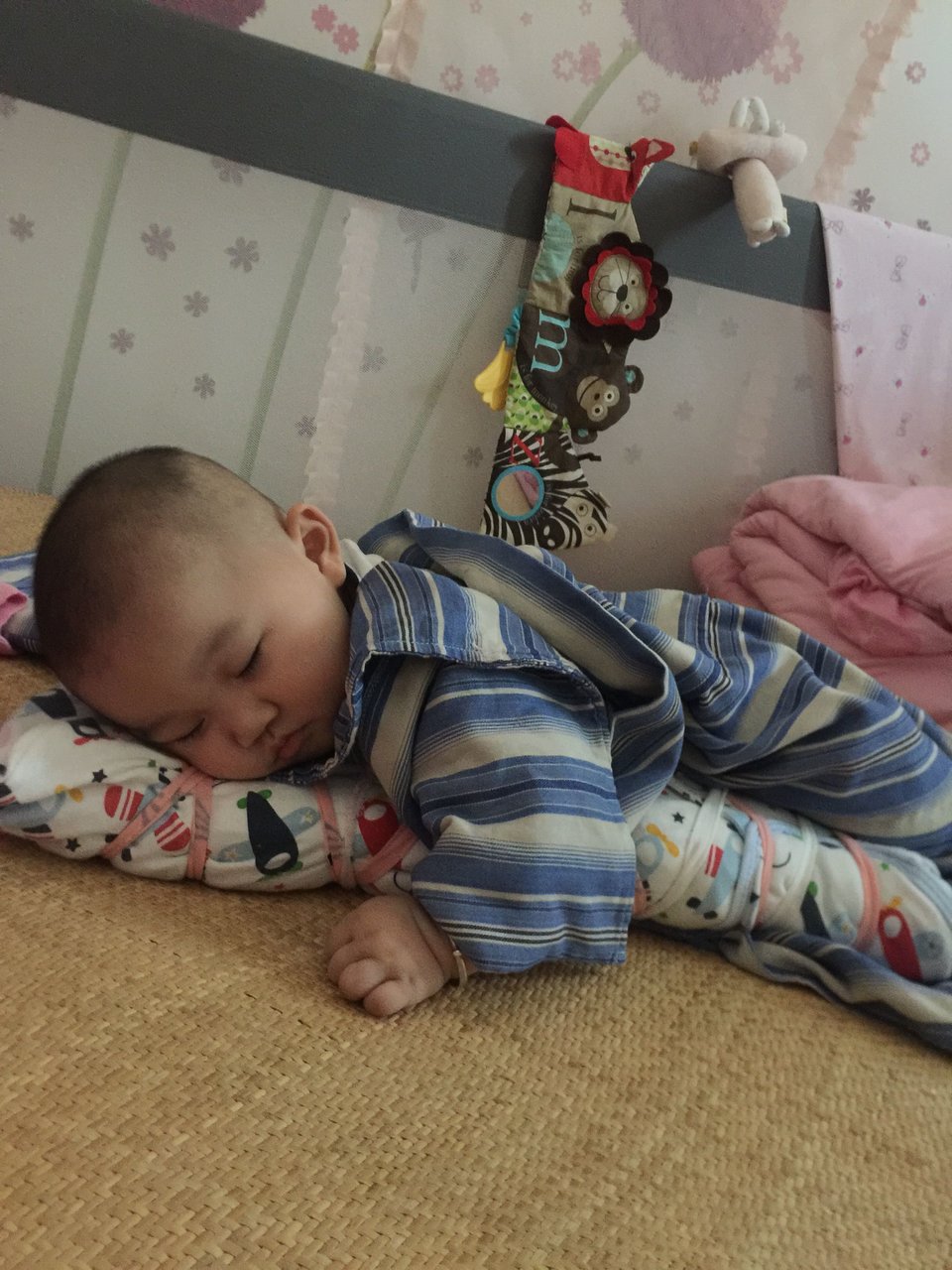 伸手要抱抱