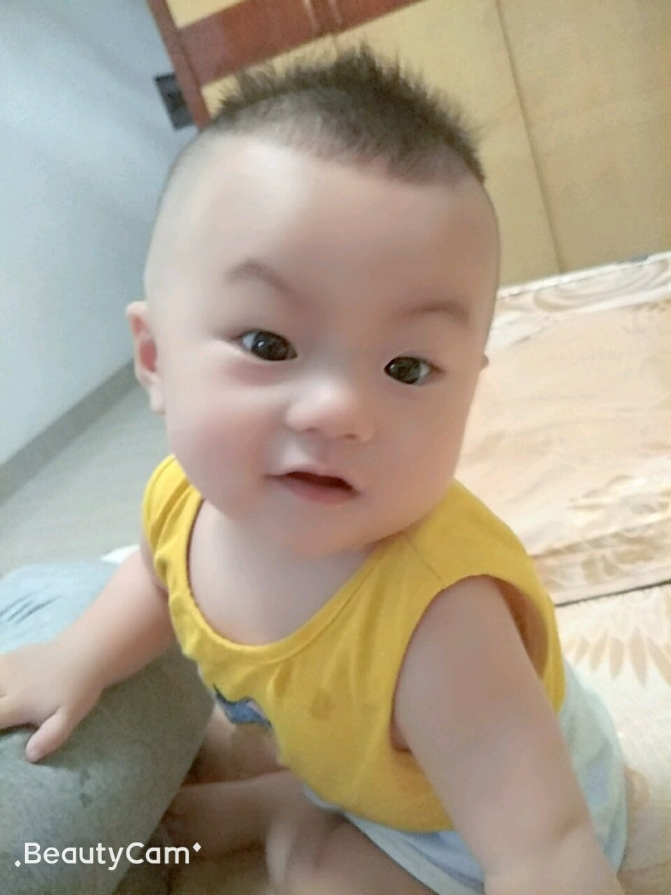天气热，宝贝额头长痱子了，帮忙支招，谢谢各位！🙏
