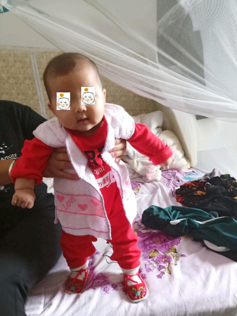 五个月了 头有点向左歪，脖子也没有硬块 只是竖抱的时候歪
