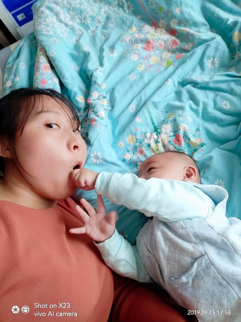 这就是五个多月的孩子，调皮到无语😚😚