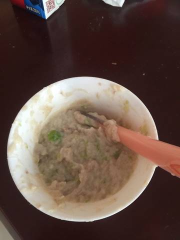 9个月自己推着凳子走了三圈