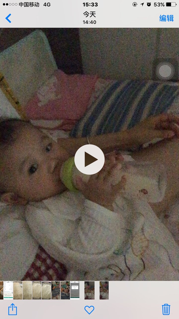 宝宝自己抓奶瓶喝奶