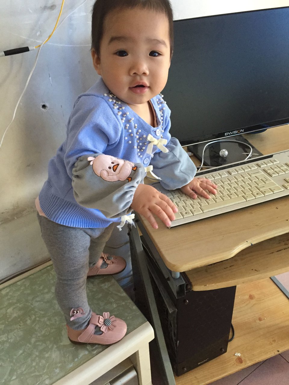 偶尔能站起来了，