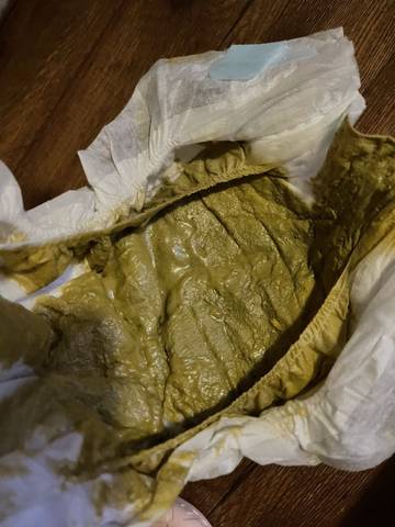 请见谅～混合喂养两个月宝宝,一天一次大便,总是稀的会印在背上,这是